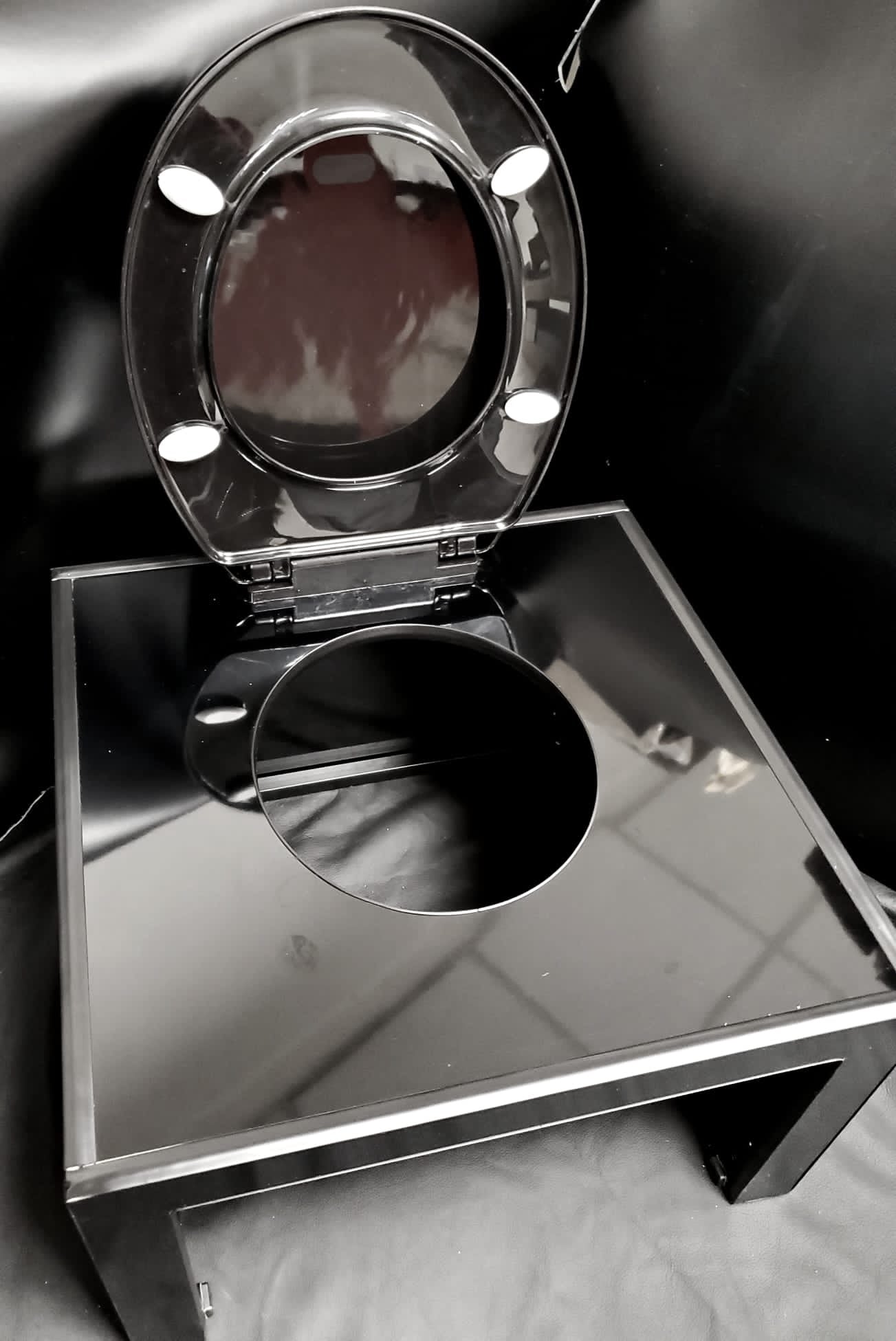 Toilet Cube-QUEENING BOX